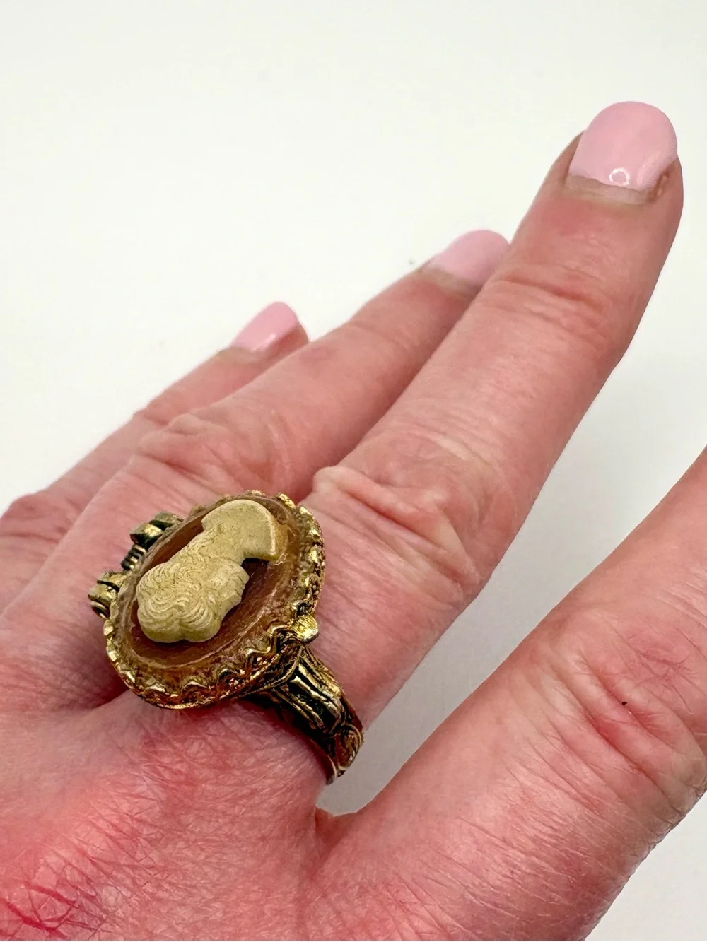 Vintage 1950s Cameo Solid Perfume Holder Ring Adjustable Gold Tone Victorian